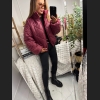 Bordowa kurtka z pikowaniem w kratę